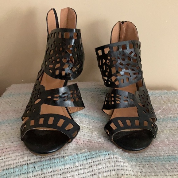 LAST CALL NY VIP black cut-out booties - Picture 2 of 13